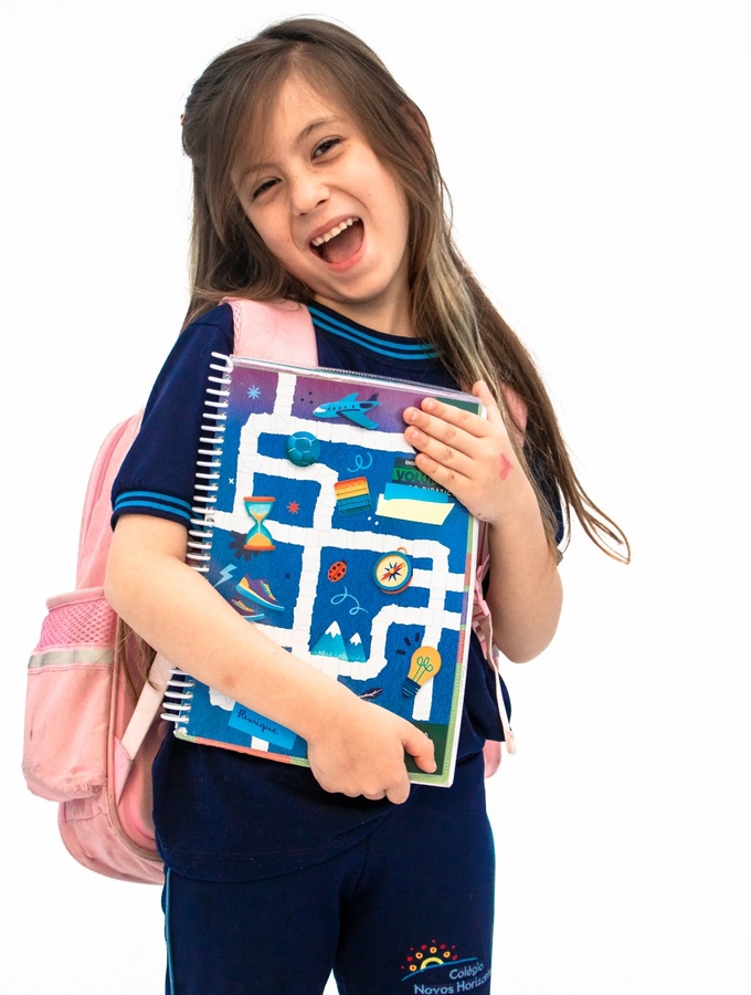 Estudante com livros representando o Ensino Fundamental